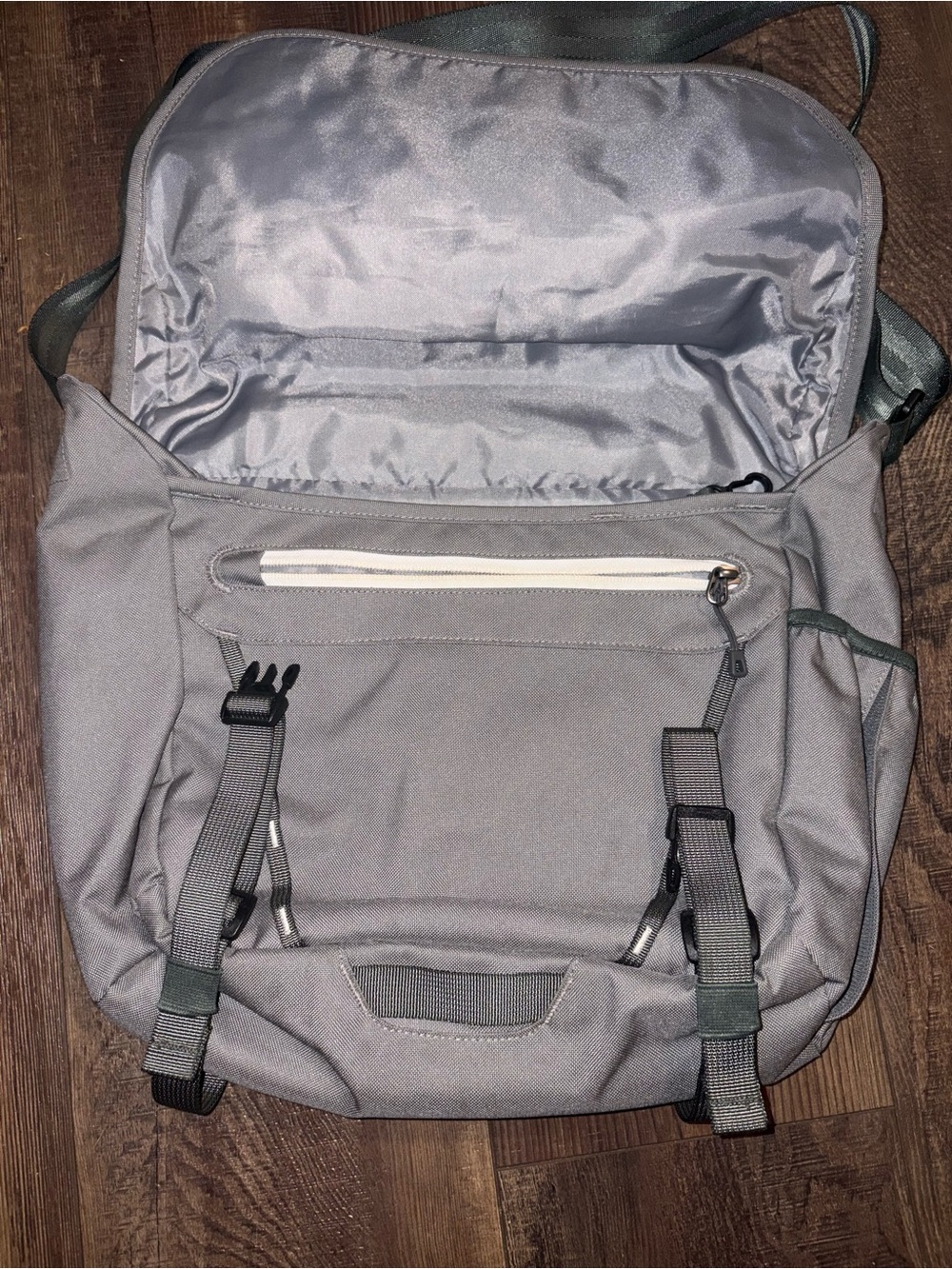 Patagonia messenger bag features dual buckle closures on the front flap - Picture 3 of 6